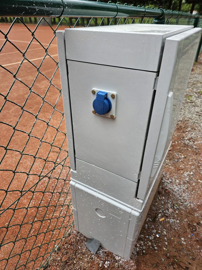 Buitenstopcontact en elektriciteitskast tennisveld – Elec Support