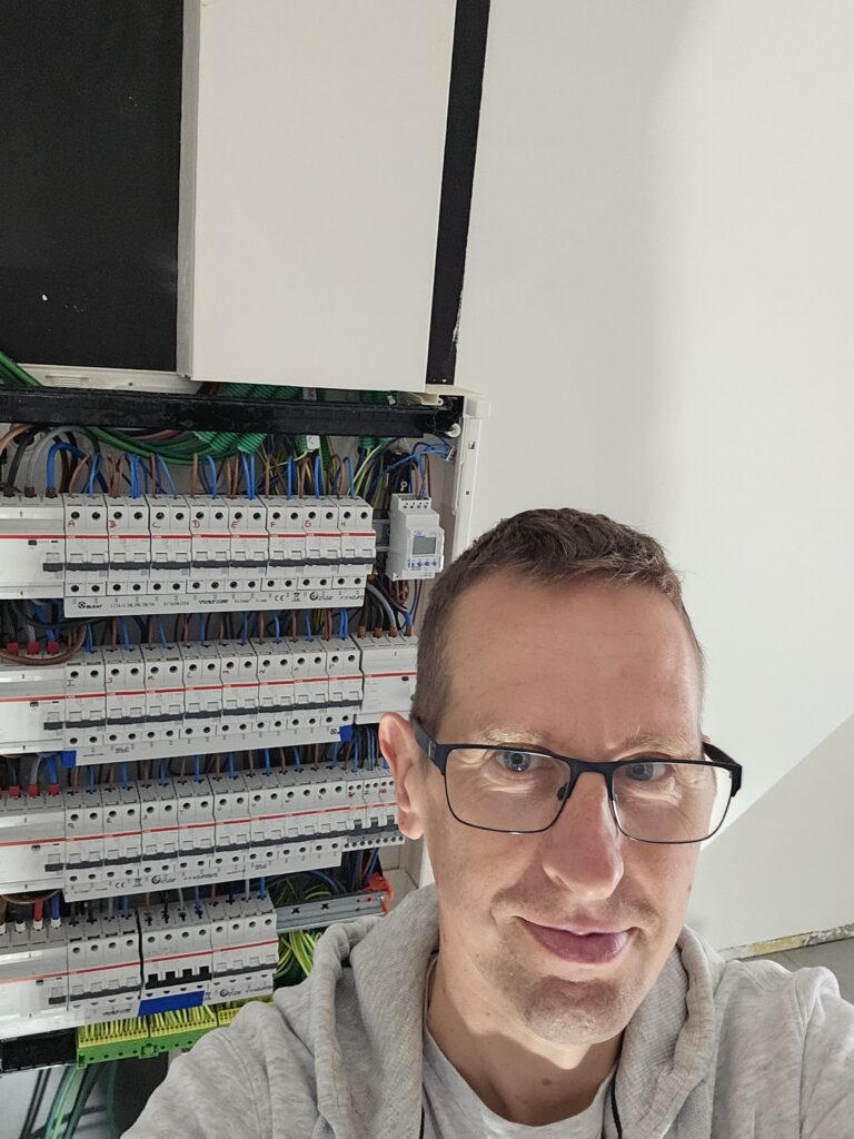 Elektricien Hendrik De Gucht van Elec Support aan het werk