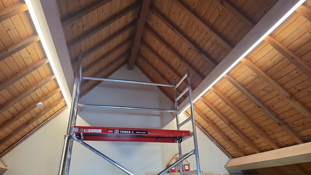 LED verlichting op houten plafond geplaatst door Elec Support