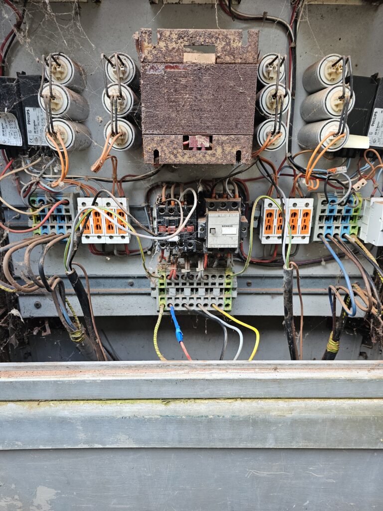 Oude elektrische sturing vóór renovatie – Elec Support